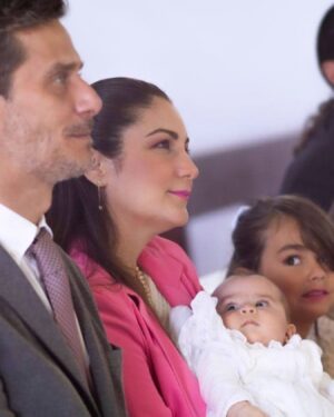 Gioia Arismendi Instagram - Bautizo🕯️ Gala 💎 Isabella 🪷 13.01.2024 
.
Uniéndonos en el Amor a Dios, Jesús, el Espíritu Santo 🌱 
.
Mi Familia ♥️ mis padres @gioiaarismendi y @martino_dangelo 🙌🏻 mi hermana Stella ⭐️ Vera 🍀
.
En este día especial junto a mis padres, hermana, abuelos padrinos y amigos recibo el bautismo, y la luz y el Amor de Dios me abrazan y me bendicen, encendiendo mi corazón para iluminar todo el camino de mi vida! Amén! 
Gracias por acompañarme! 
.
Gracias Gracias Gracias 🙏👐🙌🏻🫶 
Amén Amén Amén 
.
Make Up & Stylist & Asesoría de Imagen @bambolabygioia 💄Nosotras muy #coquette 
.
Mis Zarcillos o aretes o pendientes me los regalo 💝 mi Abuela Rosa 🌹 en mi comunión gracias Amada. 
-
Mi collar de perlas me lo prestó mi amada Madre @gioialombardini te Amo 💕 
-
Mi collar de la Virgen María era de mi Nonna Italia Vera gracias Nonnina te amo mi alma gemela! 🕊️ 
-
Mi sweter blanco me lo regaló mi madrina de bautismo @aurarismendifarinas te amo Gracias! 
-
Mi Taller Rosa lo conseguí en @vsw_swimwear espectacular ✔️ 
.
Photos Fotos @claudiafotovzla 
.
Vela, Pañuelo, medalla @lacapotina 
.
Vestido Bautizo de Gala por Nonna @mblanca50 
.
Gracias a todos mis padrinos @aferrari669 y @mignonne3 Gracias los amamos!!! 
.
Siempre en el único e infinito camino de Dios en #AmorMotorDelMundo 
#gioiaarismendi 
#bambolabygioia 
#gioiamom #gioiamoms 
#amoromcondicional
#amordeDios
#familia
#bautismo 
#gioiainfinita
#gioiarte 
#Agradecidos #Gracias #GracisDios