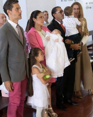 Gioia Arismendi Instagram - Bautizo🕯️ Gala 💎 Isabella 🪷 13.01.2024 
.
Uniéndonos en el Amor a Dios, Jesús, el Espíritu Santo 🌱 
.
Mi Familia ♥️ mis padres @gioiaarismendi y @martino_dangelo 🙌🏻 mi hermana Stella ⭐️ Vera 🍀
.
En este día especial junto a mis padres, hermana, abuelos padrinos y amigos recibo el bautismo, y la luz y el Amor de Dios me abrazan y me bendicen, encendiendo mi corazón para iluminar todo el camino de mi vida! Amén! 
Gracias por acompañarme! 
.
Gracias Gracias Gracias 🙏👐🙌🏻🫶 
Amén Amén Amén 
.
Make Up & Stylist & Asesoría de Imagen @bambolabygioia 💄Nosotras muy #coquette 
.
Mis Zarcillos o aretes o pendientes me los regalo 💝 mi Abuela Rosa 🌹 en mi comunión gracias Amada. 
-
Mi collar de perlas me lo prestó mi amada Madre @gioialombardini te Amo 💕 
-
Mi collar de la Virgen María era de mi Nonna Italia Vera gracias Nonnina te amo mi alma gemela! 🕊️ 
-
Mi sweter blanco me lo regaló mi madrina de bautismo @aurarismendifarinas te amo Gracias! 
-
Mi Taller Rosa lo conseguí en @vsw_swimwear espectacular ✔️ 
.
Photos Fotos @claudiafotovzla 
.
Vela, Pañuelo, medalla @lacapotina 
.
Vestido Bautizo de Gala por Nonna @mblanca50 
.
Gracias a todos mis padrinos @aferrari669 y @mignonne3 Gracias los amamos!!! 
.
Siempre en el único e infinito camino de Dios en #AmorMotorDelMundo 
#gioiaarismendi 
#bambolabygioia 
#gioiamom #gioiamoms 
#amoromcondicional
#amordeDios
#familia
#bautismo 
#gioiainfinita
#gioiarte 
#Agradecidos #Gracias #GracisDios
