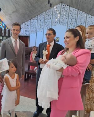 Gioia Arismendi Instagram - Bautizo🕯️ Gala 💎 Isabella 🪷 13.01.2024 
.
Uniéndonos en el Amor a Dios, Jesús, el Espíritu Santo 🌱 
.
Mi Familia ♥️ mis padres @gioiaarismendi y @martino_dangelo 🙌🏻 mi hermana Stella ⭐️ Vera 🍀
.
En este día especial junto a mis padres, hermana, abuelos padrinos y amigos recibo el bautismo, y la luz y el Amor de Dios me abrazan y me bendicen, encendiendo mi corazón para iluminar todo el camino de mi vida! Amén! 
Gracias por acompañarme! 
.
Gracias Gracias Gracias 🙏👐🙌🏻🫶 
Amén Amén Amén 
.
Make Up & Stylist & Asesoría de Imagen @bambolabygioia 💄Nosotras muy #coquette 
.
Mis Zarcillos o aretes o pendientes me los regalo 💝 mi Abuela Rosa 🌹 en mi comunión gracias Amada. 
-
Mi collar de perlas me lo prestó mi amada Madre @gioialombardini te Amo 💕 
-
Mi collar de la Virgen María era de mi Nonna Italia Vera gracias Nonnina te amo mi alma gemela! 🕊️ 
-
Mi sweter blanco me lo regaló mi madrina de bautismo @aurarismendifarinas te amo Gracias! 
-
Mi Taller Rosa lo conseguí en @vsw_swimwear espectacular ✔️ 
.
Photos Fotos @claudiafotovzla 
.
Vela, Pañuelo, medalla @lacapotina 
.
Vestido Bautizo de Gala por Nonna @mblanca50 
.
Gracias a todos mis padrinos @aferrari669 y @mignonne3 Gracias los amamos!!! 
.
Siempre en el único e infinito camino de Dios en #AmorMotorDelMundo 
#gioiaarismendi 
#bambolabygioia 
#gioiamom #gioiamoms 
#amoromcondicional
#amordeDios
#familia
#bautismo 
#gioiainfinita
#gioiarte 
#Agradecidos #Gracias #GracisDios