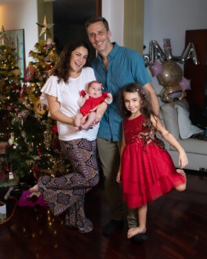 Gioia Arismendi Instagram - Feliz Navidad 🎄 Nuestra Familia ♥️🧿🪬⭐️🫶 
Con nuestro mayor tesoro y regalo 💝 de Vida, la vida que hemos creado nuestra Reina Gala💎Isabella🪷 junto a su hermana nuestra Reina primogénita la más amada  Stella⭐️Vera🍀 quien ilumina todo nuestro universo!!! 
.
Ellas son y serán todo!!! Amor a los hijos amor incondicional y absoluto!!! Familia bendecida Gracias @martino_dangelo dicen por ahí que nos quedan lindas  las hijas!!! 🥰😍😘 
.
Gracias Gracias Gracias porque #yosignifico #iamenough #yosoy Soham I am Gioia Arismendi en Abundancia y Prosperidad rodeada de Éxito y Amor!!! Amén!!! 💟🕉☮️⚛️
.
#photos #fotos por la querida de @claudiafotovzla vayan a su cuenta y vean las bellezas!!! ✅🔝📸💯 Gracias Gracias Gracias Clau hermosas fotos! 
.
MUA & Professionalstylist 💄 @bambolabygioia 
Maquillaje, estilismo, vestuario Asesoría de Imagen @bambolabygioia 
.
Felicidades a todos mi deseo para estas Navidades Paz ✌🏻 Salud 🍀 y mucho e infinito Amor ♥️ siempre en el único e infinito camino #amormotordelmundo 
#gioiaarismendi 
#bambolabygioia 
#gioiamom #gioiamoms 
#gioiainfinita❤️ 
#gioiarte 
#familia #amor #navidad #hermanas #hijas #amorimcondicinal #photos #fotos #sesiondefotos #fotosfamiliares #stellavera #galaisabella #agradecidos #gracias #graciasdios