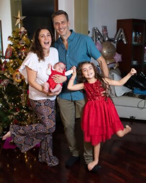 Gioia Arismendi Instagram - Feliz Navidad 🎄 Nuestra Familia ♥️🧿🪬⭐️🫶 
Con nuestro mayor tesoro y regalo 💝 de Vida, la vida que hemos creado nuestra Reina Gala💎Isabella🪷 junto a su hermana nuestra Reina primogénita la más amada  Stella⭐️Vera🍀 quien ilumina todo nuestro universo!!! 
.
Ellas son y serán todo!!! Amor a los hijos amor incondicional y absoluto!!! Familia bendecida Gracias @martino_dangelo dicen por ahí que nos quedan lindas  las hijas!!! 🥰😍😘 
.
Gracias Gracias Gracias porque #yosignifico #iamenough #yosoy Soham I am Gioia Arismendi en Abundancia y Prosperidad rodeada de Éxito y Amor!!! Amén!!! 💟🕉☮️⚛️
.
#photos #fotos por la querida de @claudiafotovzla vayan a su cuenta y vean las bellezas!!! ✅🔝📸💯 Gracias Gracias Gracias Clau hermosas fotos! 
.
MUA & Professionalstylist 💄 @bambolabygioia 
Maquillaje, estilismo, vestuario Asesoría de Imagen @bambolabygioia 
.
Felicidades a todos mi deseo para estas Navidades Paz ✌🏻 Salud 🍀 y mucho e infinito Amor ♥️ siempre en el único e infinito camino #amormotordelmundo 
#gioiaarismendi 
#bambolabygioia 
#gioiamom #gioiamoms 
#gioiainfinita❤️ 
#gioiarte 
#familia #amor #navidad #hermanas #hijas #amorimcondicinal #photos #fotos #sesiondefotos #fotosfamiliares #stellavera #galaisabella #agradecidos #gracias #graciasdios