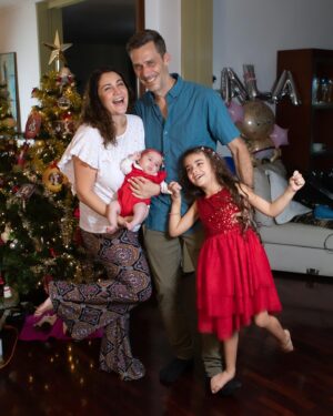Gioia Arismendi Instagram - Feliz Navidad 🎄 Nuestra Familia ♥️🧿🪬⭐️🫶 
Con nuestro mayor tesoro y regalo 💝 de Vida, la vida que hemos creado nuestra Reina Gala💎Isabella🪷 junto a su hermana nuestra Reina primogénita la más amada  Stella⭐️Vera🍀 quien ilumina todo nuestro universo!!! 
.
Ellas son y serán todo!!! Amor a los hijos amor incondicional y absoluto!!! Familia bendecida Gracias @martino_dangelo dicen por ahí que nos quedan lindas  las hijas!!! 🥰😍😘 
.
Gracias Gracias Gracias porque #yosignifico #iamenough #yosoy Soham I am Gioia Arismendi en Abundancia y Prosperidad rodeada de Éxito y Amor!!! Amén!!! 💟🕉☮️⚛️
.
#photos #fotos por la querida de @claudiafotovzla vayan a su cuenta y vean las bellezas!!! ✅🔝📸💯 Gracias Gracias Gracias Clau hermosas fotos! 
.
MUA & Professionalstylist 💄 @bambolabygioia 
Maquillaje, estilismo, vestuario Asesoría de Imagen @bambolabygioia 
.
Felicidades a todos mi deseo para estas Navidades Paz ✌🏻 Salud 🍀 y mucho e infinito Amor ♥️ siempre en el único e infinito camino #amormotordelmundo 
#gioiaarismendi 
#bambolabygioia 
#gioiamom #gioiamoms 
#gioiainfinita❤️ 
#gioiarte 
#familia #amor #navidad #hermanas #hijas #amorimcondicinal #photos #fotos #sesiondefotos #fotosfamiliares #stellavera #galaisabella #agradecidos #gracias #graciasdios