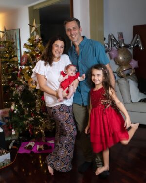 Gioia Arismendi Instagram - Feliz Navidad 🎄 Nuestra Familia ♥️🧿🪬⭐️🫶 
Con nuestro mayor tesoro y regalo 💝 de Vida, la vida que hemos creado nuestra Reina Gala💎Isabella🪷 junto a su hermana nuestra Reina primogénita la más amada  Stella⭐️Vera🍀 quien ilumina todo nuestro universo!!! 
.
Ellas son y serán todo!!! Amor a los hijos amor incondicional y absoluto!!! Familia bendecida Gracias @martino_dangelo dicen por ahí que nos quedan lindas  las hijas!!! 🥰😍😘 
.
Gracias Gracias Gracias porque #yosignifico #iamenough #yosoy Soham I am Gioia Arismendi en Abundancia y Prosperidad rodeada de Éxito y Amor!!! Amén!!! 💟🕉☮️⚛️
.
#photos #fotos por la querida de @claudiafotovzla vayan a su cuenta y vean las bellezas!!! ✅🔝📸💯 Gracias Gracias Gracias Clau hermosas fotos! 
.
MUA & Professionalstylist 💄 @bambolabygioia 
Maquillaje, estilismo, vestuario Asesoría de Imagen @bambolabygioia 
.
Felicidades a todos mi deseo para estas Navidades Paz ✌🏻 Salud 🍀 y mucho e infinito Amor ♥️ siempre en el único e infinito camino #amormotordelmundo 
#gioiaarismendi 
#bambolabygioia 
#gioiamom #gioiamoms 
#gioiainfinita❤️ 
#gioiarte 
#familia #amor #navidad #hermanas #hijas #amorimcondicinal #photos #fotos #sesiondefotos #fotosfamiliares #stellavera #galaisabella #agradecidos #gracias #graciasdios