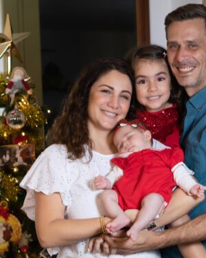 Gioia Arismendi Instagram - Feliz Navidad 🎄 Nuestra Familia ♥️🧿🪬⭐️🫶 
Con nuestro mayor tesoro y regalo 💝 de Vida, la vida que hemos creado nuestra Reina Gala💎Isabella🪷 junto a su hermana nuestra Reina primogénita la más amada  Stella⭐️Vera🍀 quien ilumina todo nuestro universo!!! 
.
Ellas son y serán todo!!! Amor a los hijos amor incondicional y absoluto!!! Familia bendecida Gracias @martino_dangelo dicen por ahí que nos quedan lindas  las hijas!!! 🥰😍😘 
.
Gracias Gracias Gracias porque #yosignifico #iamenough #yosoy Soham I am Gioia Arismendi en Abundancia y Prosperidad rodeada de Éxito y Amor!!! Amén!!! 💟🕉☮️⚛️
.
#photos #fotos por la querida de @claudiafotovzla vayan a su cuenta y vean las bellezas!!! ✅🔝📸💯 Gracias Gracias Gracias Clau hermosas fotos! 
.
MUA & Professionalstylist 💄 @bambolabygioia 
Maquillaje, estilismo, vestuario Asesoría de Imagen @bambolabygioia 
.
Felicidades a todos mi deseo para estas Navidades Paz ✌🏻 Salud 🍀 y mucho e infinito Amor ♥️ siempre en el único e infinito camino #amormotordelmundo 
#gioiaarismendi 
#bambolabygioia 
#gioiamom #gioiamoms 
#gioiainfinita❤️ 
#gioiarte 
#familia #amor #navidad #hermanas #hijas #amorimcondicinal #photos #fotos #sesiondefotos #fotosfamiliares #stellavera #galaisabella #agradecidos #gracias #graciasdios