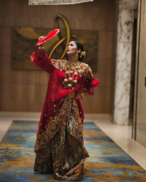 Gita Sucia Instagram - Drifting in an enchanting design by Mas @didietmaulana and accented with batik from 3E, the Red Carpet Gala marked the joyful occasion of Mas @emil_mke ’s birthday 🧡❤️
