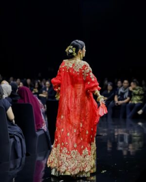 Gita Sucia Instagram - Drifting in an enchanting design by Mas @didietmaulana and accented with batik from 3E, the Red Carpet Gala marked the joyful occasion of Mas @emil_mke ’s birthday 🧡❤️