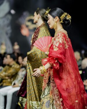 Gita Sucia Instagram - Drifting in an enchanting design by Mas @didietmaulana and accented with batik from 3E, the Red Carpet Gala marked the joyful occasion of Mas @emil_mke ’s birthday 🧡❤️