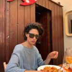 Giulia Bevilacqua Instagram – Tra le mie cose preferite:
Mangiare (da Adolfo ancora meglio) in compagnia dei miei supereroi preferiti. 
@clavelnic ❤️
@daadolfopositano