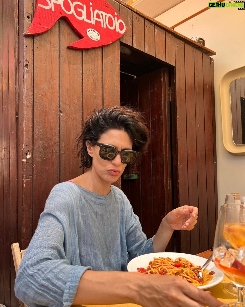 Giulia Bevilacqua Instagram - Tra le mie cose preferite: Mangiare (da Adolfo ancora meglio) in compagnia dei miei supereroi preferiti. @clavelnic ❤️ @daadolfopositano