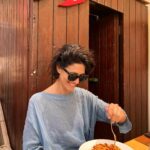 Giulia Bevilacqua Instagram – Tra le mie cose preferite:
Mangiare (da Adolfo ancora meglio) in compagnia dei miei supereroi preferiti. 
@clavelnic ❤️
@daadolfopositano
