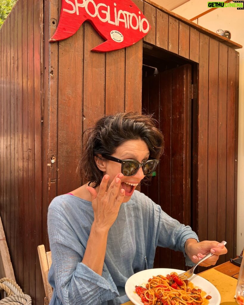 Giulia Bevilacqua Instagram - Tra le mie cose preferite: Mangiare (da Adolfo ancora meglio) in compagnia dei miei supereroi preferiti. @clavelnic ❤️ @daadolfopositano