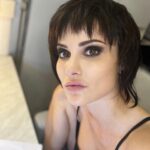 Giulia Elettra Gorietti Instagram - Non sono io in questa posa. É COCO. Nuovo film nuova avventura…sento la mancanza di Claudia ma Coco ha una forte personalità quindi a breve riuscirà a prendere il suo posto.☺️🖤 . . . . . . #actress #30annidimeno #coco #set #italianset #italiancomedy #commediaitaliana #camaleo #roulotte
