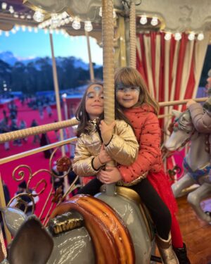 Giulia Elettra Gorietti Instagram - Christmas world 🎄♥️
Violante non ha voluto fare la foto con mamma davanti l’orso.
Solo con il grinch e Rebecca.
La magia del Natale.
La mia Berlino a Roma 
Il cibo europeo natalizio 
Trucco bimbi 
Teatro cn spettacolo di Natale 
.
.
.
.
.
.

#christmasworld #christamsworldroma #giuliaelettrago #christmas #lights #grinch #mom #daughter #happy