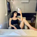 Giulia Elettra Gorietti Instagram - Non sono io in questa posa. É COCO. Nuovo film nuova avventura…sento la mancanza di Claudia ma Coco ha una forte personalità quindi a breve riuscirà a prendere il suo posto.☺️🖤 . . . . . . #actress #30annidimeno #coco #set #italianset #italiancomedy #commediaitaliana #camaleo #roulotte