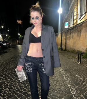 Giulia Elettra Gorietti Instagram - Last night dinner in Rome
Bag @twentyfourhaitch 
Jewels @giuseppinafermigioielli 
🩷 
.
.
.
.
.
.
#dinner #rome #moonasianbar #nightout #actress #italian #german