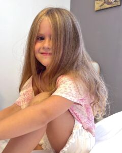 Giulia Elettra Gorietti Instagram - La mia biondina che usa solo i colori di #barbie 💗🤍 #daughter #violante #loveu #minime #figlia #tiamo #giuliaelettrago #birba #birbablondie