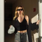 Giulia Elettra Gorietti Instagram - Oggi sto andando a Roma ed esco con uno dei miei jeans che preferisco. SHOES @noname BAG @carale_handmade SUNGLASSES @luxottica @rayban #roundabout . . . . . . . #outfit #bag #shoes #silver #streetstyle #actress #mommy #italian #german #portoguesa #calabria #catanzarolido #roma
