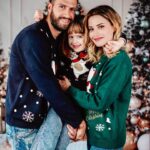 Giulia Elettra Gorietti Instagram - Buon Natale a tutti voi. Vi auguro più che felicità stasera …la serenità. A capodanno poi cambierò augurio.😄 Godiamocelo e sentiamoci fortunati pensando a cosa accade altrove. Love @ovspeople @ovskids . . . . . . #christmas #natale2023 #natale #natale23 #family #winter #navidad #buonnatale #mangiamoper24ore #giuliaelettrago #violante #pietroiemme9