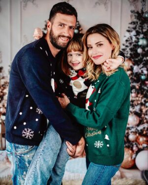 Giulia Elettra Gorietti Instagram - Buon Natale a tutti voi.
Vi auguro più che felicità stasera …la serenità.
A capodanno poi cambierò augurio.😄 
Godiamocelo e sentiamoci fortunati pensando a cosa accade altrove.
Love 
@ovspeople @ovskids 

.
.
.
.
.
.

#christmas #natale2023 #natale #natale23 #family #winter #navidad #buonnatale #mangiamoper24ore #giuliaelettrago #violante #pietroiemme9