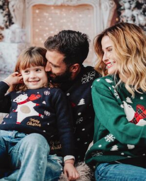 Giulia Elettra Gorietti Instagram - Buon Natale a tutti voi.
Vi auguro più che felicità stasera …la serenità.
A capodanno poi cambierò augurio.😄 
Godiamocelo e sentiamoci fortunati pensando a cosa accade altrove.
Love 
@ovspeople @ovskids 

.
.
.
.
.
.

#christmas #natale2023 #natale #natale23 #family #winter #navidad #buonnatale #mangiamoper24ore #giuliaelettrago #violante #pietroiemme9
