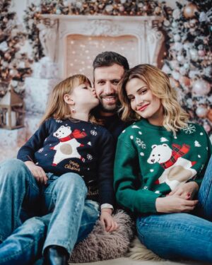 Giulia Elettra Gorietti Instagram - Buon Natale a tutti voi.
Vi auguro più che felicità stasera …la serenità.
A capodanno poi cambierò augurio.😄 
Godiamocelo e sentiamoci fortunati pensando a cosa accade altrove.
Love 
@ovspeople @ovskids 

.
.
.
.
.
.

#christmas #natale2023 #natale #natale23 #family #winter #navidad #buonnatale #mangiamoper24ore #giuliaelettrago #violante #pietroiemme9