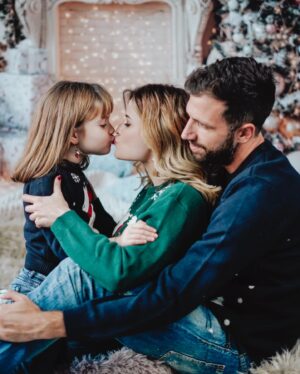 Giulia Elettra Gorietti Instagram - Buon Natale a tutti voi.
Vi auguro più che felicità stasera …la serenità.
A capodanno poi cambierò augurio.😄 
Godiamocelo e sentiamoci fortunati pensando a cosa accade altrove.
Love 
@ovspeople @ovskids 

.
.
.
.
.
.

#christmas #natale2023 #natale #natale23 #family #winter #navidad #buonnatale #mangiamoper24ore #giuliaelettrago #violante #pietroiemme9