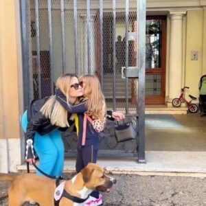 Giulia Elettra Gorietti Instagram - Le giornate con i nostri bambini sono sempre piene di gioia, ma con i primi freddi possono arrivare malanni di stagione e infezioni delle vie respiratorie. Ecco allora un consiglio per difendere bambini e genitori dai batteri cattivi: un rituale serale da seguire per il benessere di tutta la famiglia #nostrofiglio #Bactoblis #microbiotaorale #difeseimmunitarie #florabatterica #consiglipergenitori #pertuttalafamiglia #benessere #vierespiratorie
