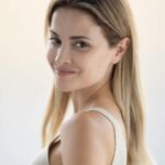 Giulia Elettra Gorietti Instagram - Queste sono le foto scattate ieri per il mio nuovo book NON LAVORATE,al naturale. Erano anni che non le facevo nuove e quindi ho conosciuto per la prima volta le mie prime rughe…e mi piacciono. Forse perché ho imparato ad amarmi davvero proprio oggi♥️ Grazie a @thefalsepaolopalmieri secondo me il più bravo di tutti senza paragoni.#book #new #cinema #love #actress