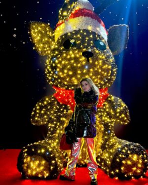 Giulia Elettra Gorietti Instagram - Christmas world 🎄♥️
Violante non ha voluto fare la foto con mamma davanti l’orso.
Solo con il grinch e Rebecca.
La magia del Natale.
La mia Berlino a Roma 
Il cibo europeo natalizio 
Trucco bimbi 
Teatro cn spettacolo di Natale 
.
.
.
.
.
.

#christmasworld #christamsworldroma #giuliaelettrago #christmas #lights #grinch #mom #daughter #happy