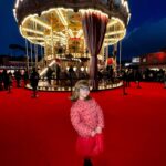 Giulia Elettra Gorietti Instagram - Christmas world 🎄♥️ Violante non ha voluto fare la foto con mamma davanti l’orso. Solo con il grinch e Rebecca. La magia del Natale. La mia Berlino a Roma Il cibo europeo natalizio Trucco bimbi Teatro cn spettacolo di Natale . . . . . . #christmasworld #christamsworldroma #giuliaelettrago #christmas #lights #grinch #mom #daughter #happy