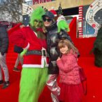 Giulia Elettra Gorietti Instagram - Christmas world 🎄♥️ Violante non ha voluto fare la foto con mamma davanti l’orso. Solo con il grinch e Rebecca. La magia del Natale. La mia Berlino a Roma Il cibo europeo natalizio Trucco bimbi Teatro cn spettacolo di Natale . . . . . . #christmasworld #christamsworldroma #giuliaelettrago #christmas #lights #grinch #mom #daughter #happy