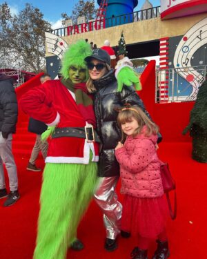Giulia Elettra Gorietti Instagram - Christmas world 🎄♥️
Violante non ha voluto fare la foto con mamma davanti l’orso.
Solo con il grinch e Rebecca.
La magia del Natale.
La mia Berlino a Roma 
Il cibo europeo natalizio 
Trucco bimbi 
Teatro cn spettacolo di Natale 
.
.
.
.
.
.

#christmasworld #christamsworldroma #giuliaelettrago #christmas #lights #grinch #mom #daughter #happy