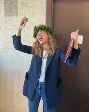 Giusy Buscemi Instagram - Una triennale in 10 anni non è un grande traguardo. Eppure io non sono mai stata così felice come oggi, che si chiude un cerchio importante della vita. 
A tutte le volte che ho pensato di mollare, a tutta la vita che é passata tra un esame e l’altro, alle volte che andava bene anche se non era il voto che avevo immaginato, perché alla fine la cosa più importante è quello che è rimasto.
 
Grazie Sapienza,mi hai insegnato tante cose, forse più su di me che sul mondo. 
Avevo iniziato solo per prendere questo pezzo di carta e poi ho capito, strada facendo, che era molto di più… era gioia di Sapere, incontri di vite, perseveranza, amore per i propri limiti e ancora tanta perseveranza.
