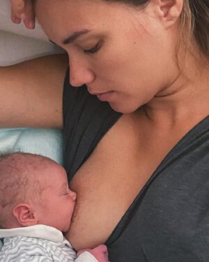 Giusy Buscemi Instagram - Con grande gioia vi annunciamo che il 31 luglio, alle 23:00 é venuto alla luce Elia Maria Michelini!!! Che Dono immenso la Vita! 
E quante emozioni! 
I fratelli sono super felici.. 
Da adesso partono giornate di latte, coccole e notti in bianco! 🙈🥰🙉