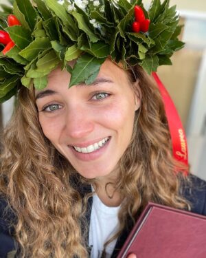 Giusy Buscemi Instagram - Una triennale in 10 anni non è un grande traguardo. Eppure io non sono mai stata così felice come oggi, che si chiude un cerchio importante della vita. 
A tutte le volte che ho pensato di mollare, a tutta la vita che é passata tra un esame e l’altro, alle volte che andava bene anche se non era il voto che avevo immaginato, perché alla fine la cosa più importante è quello che è rimasto.
 
Grazie Sapienza,mi hai insegnato tante cose, forse più su di me che sul mondo. 
Avevo iniziato solo per prendere questo pezzo di carta e poi ho capito, strada facendo, che era molto di più… era gioia di Sapere, incontri di vite, perseveranza, amore per i propri limiti e ancora tanta perseveranza.