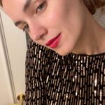 Giusy Buscemi Instagram - Non so come fanno gli altri con bellissimi album fotografici di questi giorni, ma questa è l’unica specie di foto che sono riuscita a fare io! 😂😅. Buon tempo di Natale e auguri per l’anno nuovo e per la vita (che sia sempre nuova anche quella) ♥️💫 #merrychristmas #happynewyear #rossettosbavato