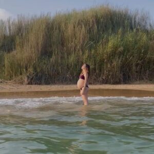 Giusy Buscemi Instagram - Pancia in dentro e petto in fuori! 
Il grande momento si avvicina… 
Ma ancora un po’ di Mare, 
Un po’ di Sole 
Un po’ di Sale… 

#ninemonths #wild #sicily
