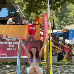 Gizem Denizci Instagram - Full of joyyy 😍🥳🪽🪽🪽🌻☀️🌈🍕🍭 #festivalvibes