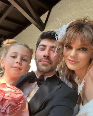 Gizem Ünsal Instagram - Ağlamıyorum gözüme toz kaçtı 🥹

İyi ki ♥️ 
@seraykaya @azraaksu___ @brkokty23 @berankotan @sureyyakilimci @acikgoztugce @seymakorkmaz @altan_erkekli @binnurserbetcioglu @asumankostak @guneshayat #yildizkultur @armaganoguz @nailkirmizigul #emrekabakusak @elifeakarsu @dnzcancelik @ayazzkubra @okanergan @serhaterin ve bütün bunları mümkün kılan şahane ekibimiz ♥️
Ayrıca @atvturkiye @ngmediatv 
♥️
 Veeee en çok da bizi yalnız bırakmayan siz canım seyircilerimiz ♥️