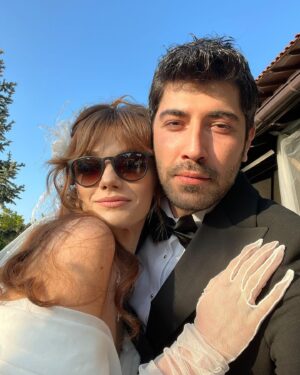 Gizem Ünsal Instagram - Ağlamıyorum gözüme toz kaçtı 🥹

İyi ki ♥️ 
@seraykaya @azraaksu___ @brkokty23 @berankotan @sureyyakilimci @acikgoztugce @seymakorkmaz @altan_erkekli @binnurserbetcioglu @asumankostak @guneshayat #yildizkultur @armaganoguz @nailkirmizigul #emrekabakusak @elifeakarsu @dnzcancelik @ayazzkubra @okanergan @serhaterin ve bütün bunları mümkün kılan şahane ekibimiz ♥️
Ayrıca @atvturkiye @ngmediatv 
♥️
 Veeee en çok da bizi yalnız bırakmayan siz canım seyircilerimiz ♥️
