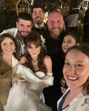 Gizem Ünsal Instagram - Ağlamıyorum gözüme toz kaçtı 🥹

İyi ki ♥️ 
@seraykaya @azraaksu___ @brkokty23 @berankotan @sureyyakilimci @acikgoztugce @seymakorkmaz @altan_erkekli @binnurserbetcioglu @asumankostak @guneshayat #yildizkultur @armaganoguz @nailkirmizigul #emrekabakusak @elifeakarsu @dnzcancelik @ayazzkubra @okanergan @serhaterin ve bütün bunları mümkün kılan şahane ekibimiz ♥️
Ayrıca @atvturkiye @ngmediatv 
♥️
 Veeee en çok da bizi yalnız bırakmayan siz canım seyircilerimiz ♥️