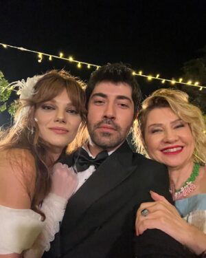Gizem Ünsal Instagram - Ağlamıyorum gözüme toz kaçtı 🥹

İyi ki ♥️ 
@seraykaya @azraaksu___ @brkokty23 @berankotan @sureyyakilimci @acikgoztugce @seymakorkmaz @altan_erkekli @binnurserbetcioglu @asumankostak @guneshayat #yildizkultur @armaganoguz @nailkirmizigul #emrekabakusak @elifeakarsu @dnzcancelik @ayazzkubra @okanergan @serhaterin ve bütün bunları mümkün kılan şahane ekibimiz ♥️
Ayrıca @atvturkiye @ngmediatv 
♥️
 Veeee en çok da bizi yalnız bırakmayan siz canım seyircilerimiz ♥️