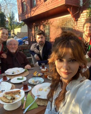 Gizem Ünsal Instagram - Ağlamıyorum gözüme toz kaçtı 🥹

İyi ki ♥️ 
@seraykaya @azraaksu___ @brkokty23 @berankotan @sureyyakilimci @acikgoztugce @seymakorkmaz @altan_erkekli @binnurserbetcioglu @asumankostak @guneshayat #yildizkultur @armaganoguz @nailkirmizigul #emrekabakusak @elifeakarsu @dnzcancelik @ayazzkubra @okanergan @serhaterin ve bütün bunları mümkün kılan şahane ekibimiz ♥️
Ayrıca @atvturkiye @ngmediatv 
♥️
 Veeee en çok da bizi yalnız bırakmayan siz canım seyircilerimiz ♥️
