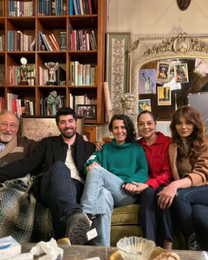 Gizem Ünsal Instagram - Ağlamıyorum gözüme toz kaçtı 🥹

İyi ki ♥️ 
@seraykaya @azraaksu___ @brkokty23 @berankotan @sureyyakilimci @acikgoztugce @seymakorkmaz @altan_erkekli @binnurserbetcioglu @asumankostak @guneshayat #yildizkultur @armaganoguz @nailkirmizigul #emrekabakusak @elifeakarsu @dnzcancelik @ayazzkubra @okanergan @serhaterin ve bütün bunları mümkün kılan şahane ekibimiz ♥️
Ayrıca @atvturkiye @ngmediatv 
♥️
 Veeee en çok da bizi yalnız bırakmayan siz canım seyircilerimiz ♥️