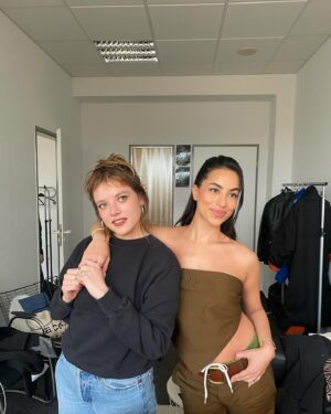 Gizem Emre Instagram - @latenightberlin mit meiner sister in crime @jellahaase ✨