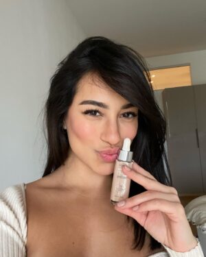 Gizem Emre Instagram - #itsmyperfectmatch
Das Perfect Match Tinted Serum von @lorealparis versorgt die Haut mit Feuchtigkeit und passt sich dem eigenen Hautton an. Perfekt für einen natürlichen Look! #lorealtintedserum - Anzeige