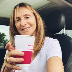 Gladys Florimonte Instagram - Buen día‼️
Parada técnica y obligatoria 🚗   ☕️

Regreso a casa después de un finde hermoso de trabajo   amigxs

Disfrutar los días con personas que uno quiere y que te quieren no tiene precio 🥰

Sean felices donde quieran que estén ♥️