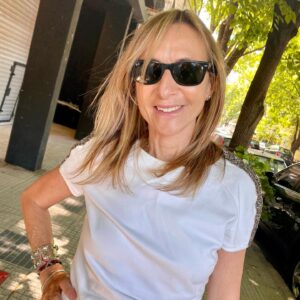 Gladys Florimonte Instagram - Este día elegí mi nueva foto de perfil ☺️

Gracias a todos los que me escribieron por privado tan lindos mensajes ♥️

Detrás de Zulma…esta mujer jajajajajjaja 😎

Gracias @dra.rominaneira por cuidar mi piel y estar detrás de cada uno de mis secretos para estar cada día mejor ♥️

Lindo finde para todos y sean felices ☀️