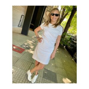 Gladys Florimonte Instagram - Este día elegí mi nueva foto de perfil ☺️

Gracias a todos los que me escribieron por privado tan lindos mensajes ♥️

Detrás de Zulma…esta mujer jajajajajjaja 😎

Gracias @dra.rominaneira por cuidar mi piel y estar detrás de cada uno de mis secretos para estar cada día mejor ♥️

Lindo finde para todos y sean felices ☀️