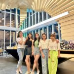 Gladys Tsai Instagram - 這裡應該是全台最美火鍋吧！！ 國際建築大師隈研吾全台唯一跨海操刀設計 幫大家科普一下，Google後才知道他是被《TIME》選為年度百位最具影響力人物（原地嚇瘋） 去過不少回香港大吃大喝後，一直想在台灣找夠道地兼具環境舒適又適合聚會/請客的港式火鍋。 忠泰集團旗下的高檔粵式火鍋餐飲品牌「明粵 Ming Yuet」正中我心，終於有緣來踩點❤️ 這家很可以☑️ 當天吃完當下是直接加入台北美食清單，除了鍋物是重點，套餐裡的富貴炒飯也神好吃😋 下次要再來吃吃看午間套餐 📌 明粵 Ming Yuet 地址：台北市中山區樂群三路200號5樓（忠泰樂生活） 套餐價位：午餐約$1500-2000/人、晚餐約$2000-3000/人 W/ @hsuanliu0103 @shiny_0503 @gladys.tsai @cathyshyu